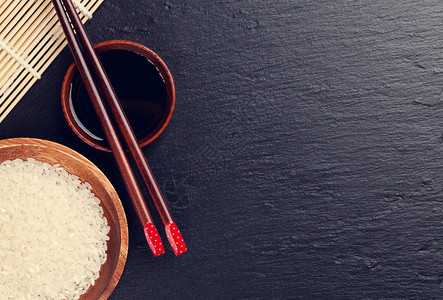 黑石本底的豆酱碗和大米上日本寿司筷子图片