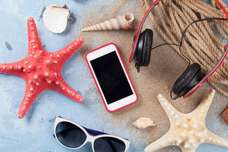 在石本背景智能手机耳机和太阳镜上旅行度假项目图片