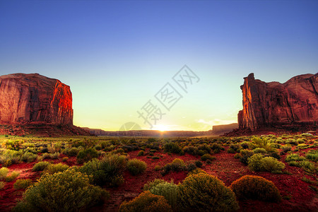日落时美丽的纪念碑谷景观HDR图像图片