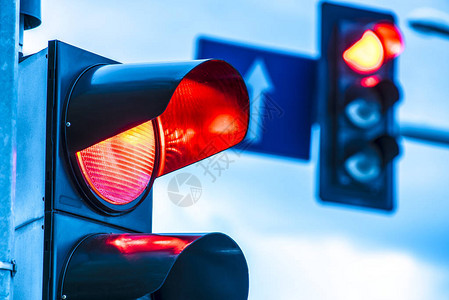 十字路口上的红绿灯图片