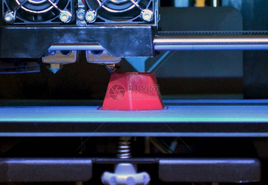 3d打印机在蓝色背景特写上打印红色多面几何形状明亮的对比图像自动三维打印机在实验室图片