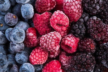 冷冻黑莓覆盆子和蓝莓水果特写图片