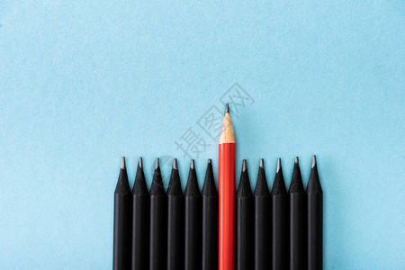 红色铅笔在蓝色的背景图片