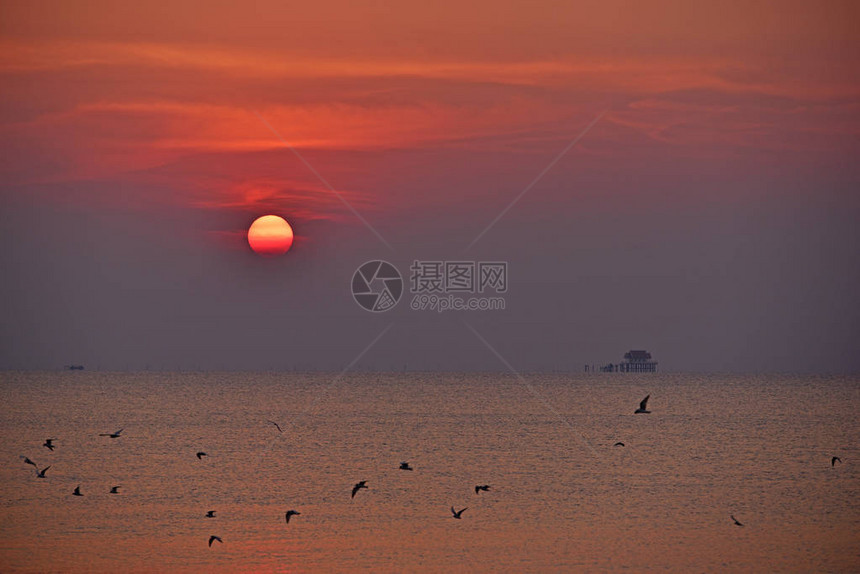 日出时靠近泰国湾海教堂图片