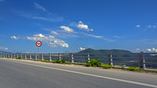 希腊路上的限速标志车速限制图片