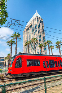 圣地亚哥城市建筑前的红色火车图片