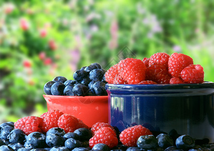 夏季浆果蓝莓和草莓水滴图片