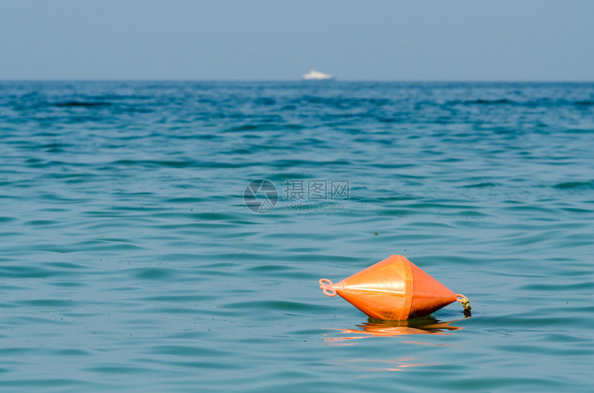 海洋中的橙色救生圈特写图片