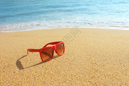沙滩上的红色太阳镜图片