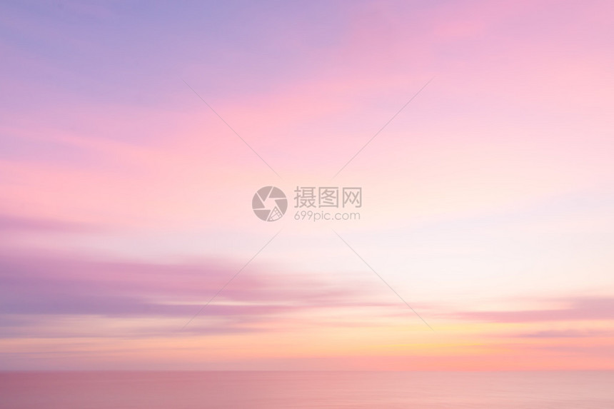 日落天空和海洋自然背景的焦点被淡化模图片