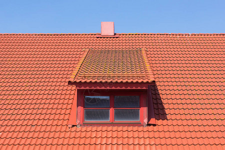 红瓦屋顶窗户和烟囱图片