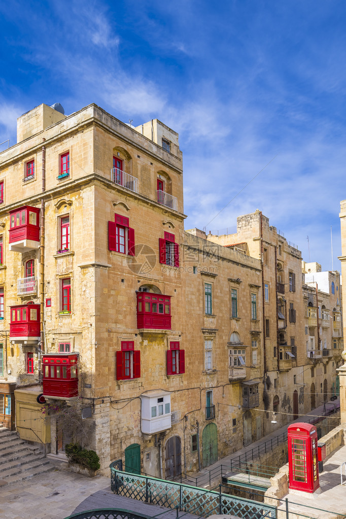 马耳他瓦莱塔带有传统红阳台和窗户及红色图片