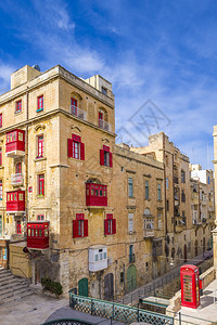 马耳他瓦莱塔带有传统红阳台和窗户及红色背景图片