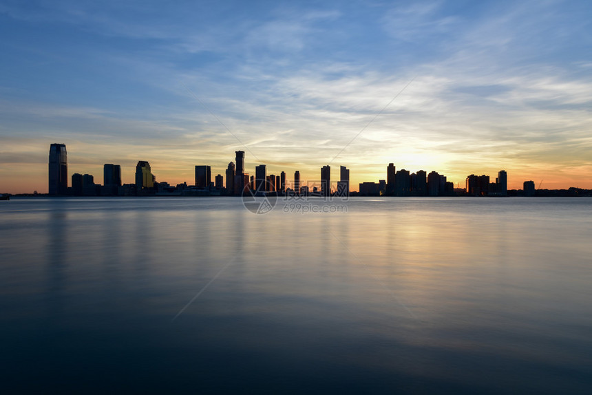 新泽西岛的天线日落从纽约市曼哈顿到图片