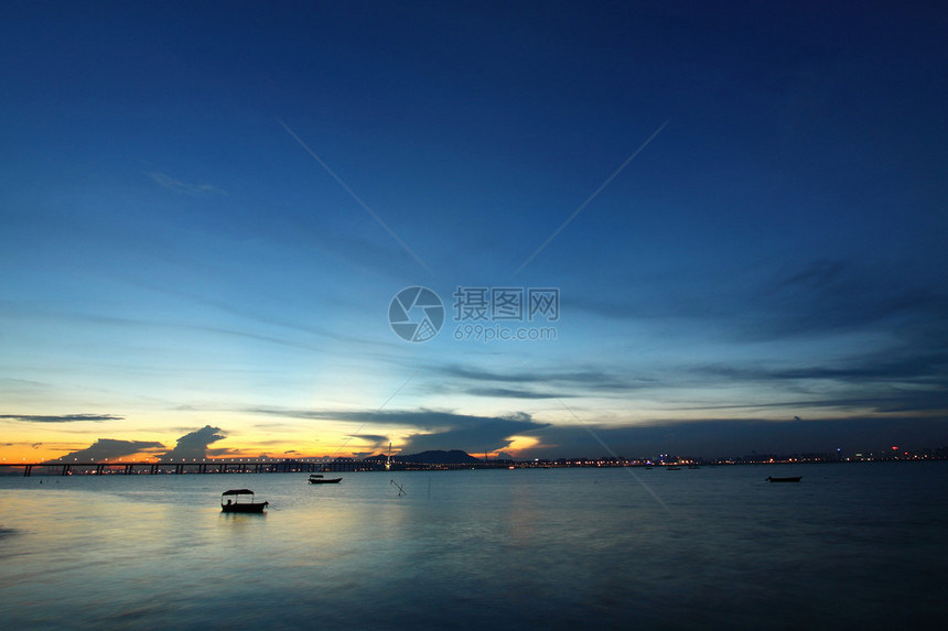 夕阳下的香港向着深圳图片