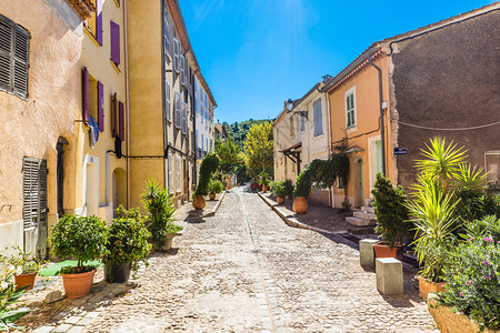 空荡的浪漫街道在Collobrieres法国图片