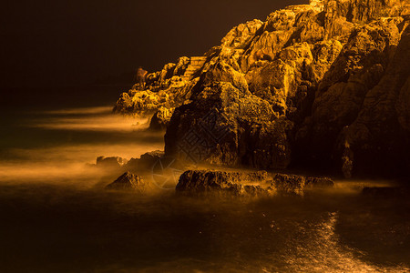 海浪冲击线晚上在海图片