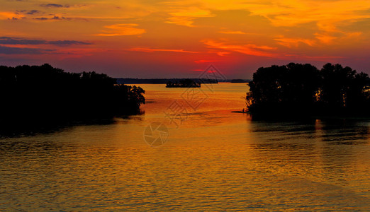 日落后河上的夜景图片