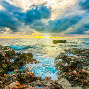 沙滩上日落海浪海浪岩石图片