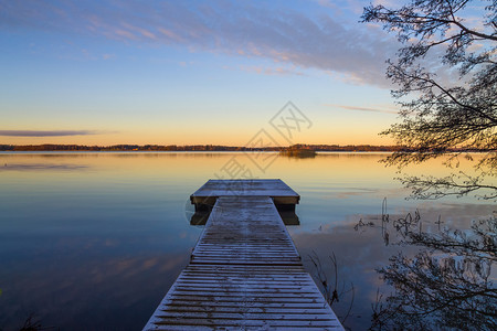 日落时的斯堪的纳维亚湖有冷冻防风堤图片