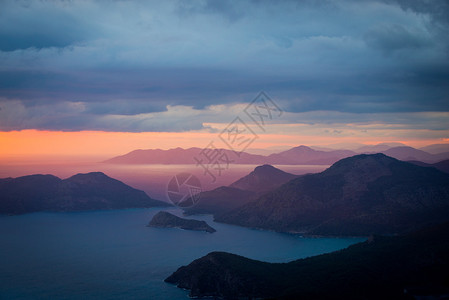 地中海的日落海岸山区和岛屿的光影美丽的桌面壁纸等风景背景图片