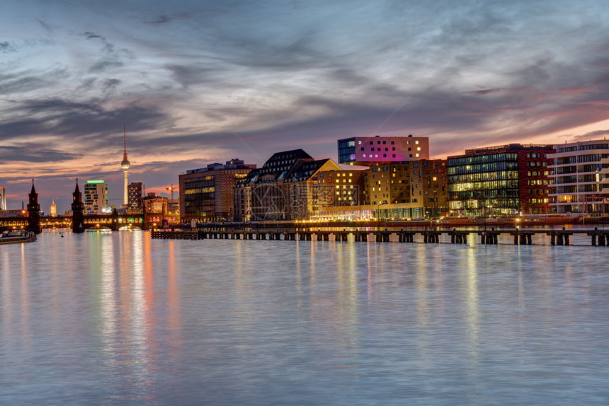 柏林日落在斯普里河的Spree和著名的图片