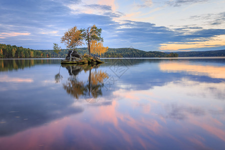 湖上的秋天日落图片