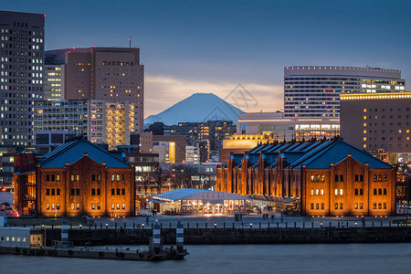 以富士山顶为背景的横滨红砖仓库横滨的主要观光景点图片