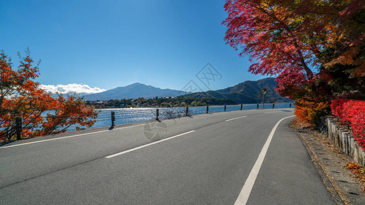 美丽的秋天路风景与湖和山风景背旅行交通公路旅行图片