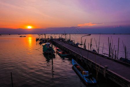 黄昏时间的渔港泰国图片
