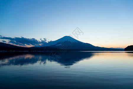 日本傍晚的富士山和中湖图片