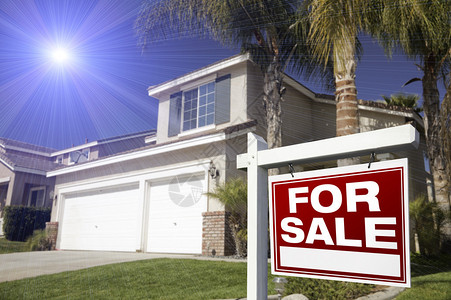 红售地产标志在房子前方蓝图片