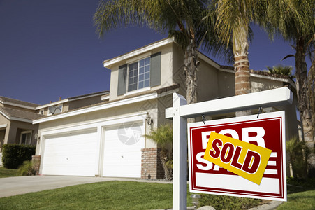 红色售出售房地产标牌背景图片