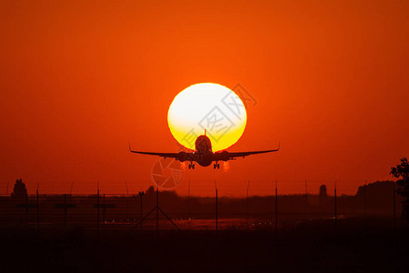 空中飞机在太阳上空的休丽月光背面图片