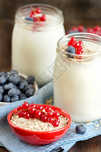新鲜天然酸奶浆果和谷物罐图片
