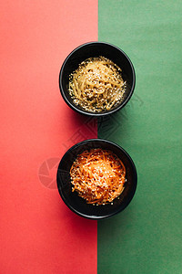 红色和蓝色背景的亚洲食物两图片