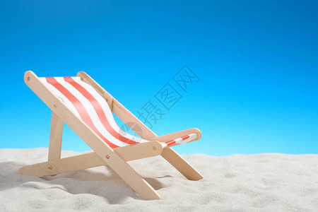 在海滩的躺椅在蓝天背景图片
