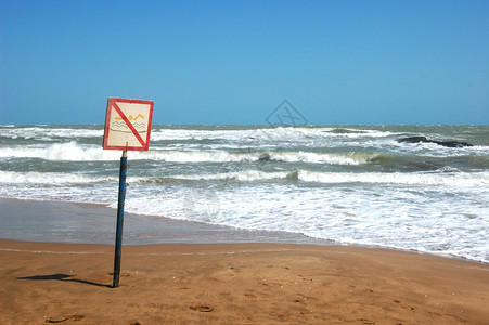 里海沿岸没有游泳标志图片