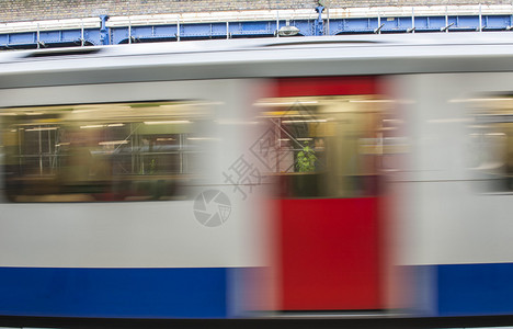 火车通过车站旅行的抽象背景图片