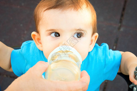 给新生婴儿喂奶瓶图片