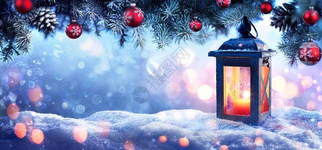 雪上的圣诞雪冷的杉树枝和小玩意背景图片