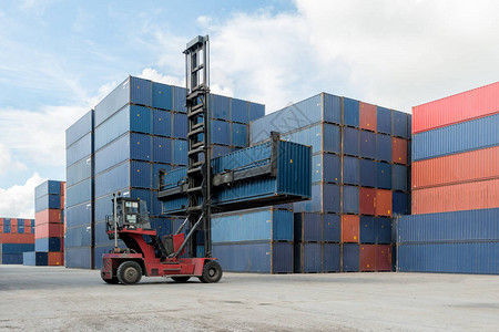 叉车将集装箱装载到集装箱仓库用于货物进出图片