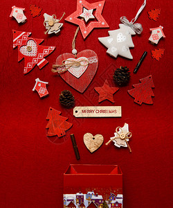 礼品盒平躺的圣诞装饰品图片