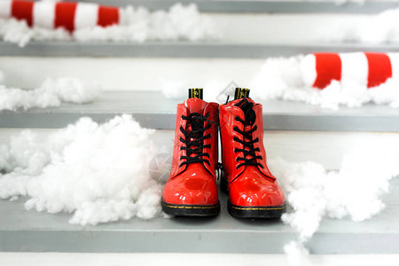 与红色鞋子的圣诞节概念圣诞老人鞋图片
