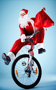 喜悦的圣诞老人的照片红色麻袋骑图片