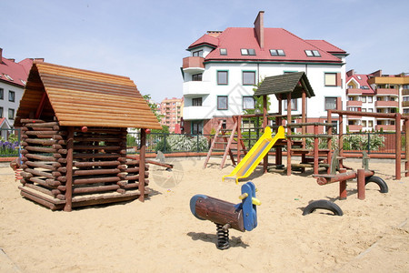 儿童游乐场和现代建筑图片