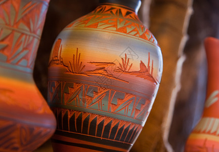 美洲原住民陶器非常多彩的土著美国波特被光背景