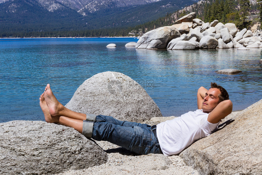成年男在Tahoe湖放图片