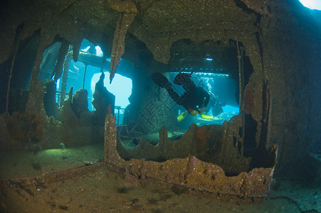 探索大型沉船的潜水员Sc图片