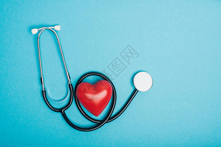 装饰红心和蓝色背景的听诊器世界健康日概念背景图片
